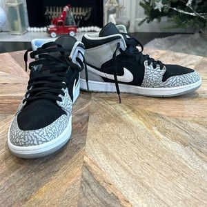 Men’s Jordan 1. Mid top. Black and grey cement